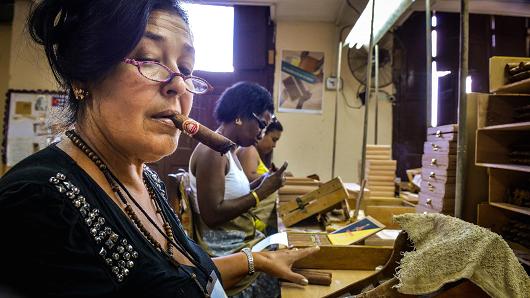 cuban cigar factory worker